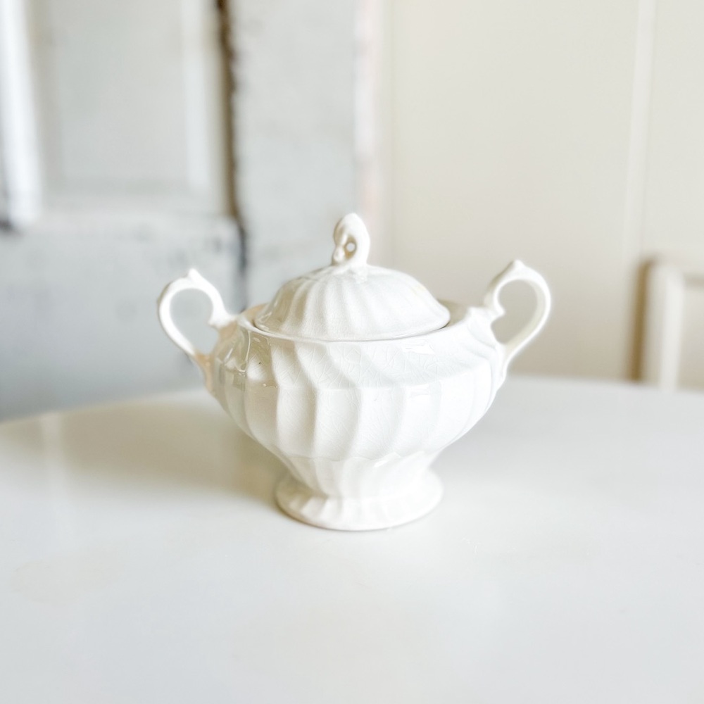 Vintage White Sugar Bowl! 🩵